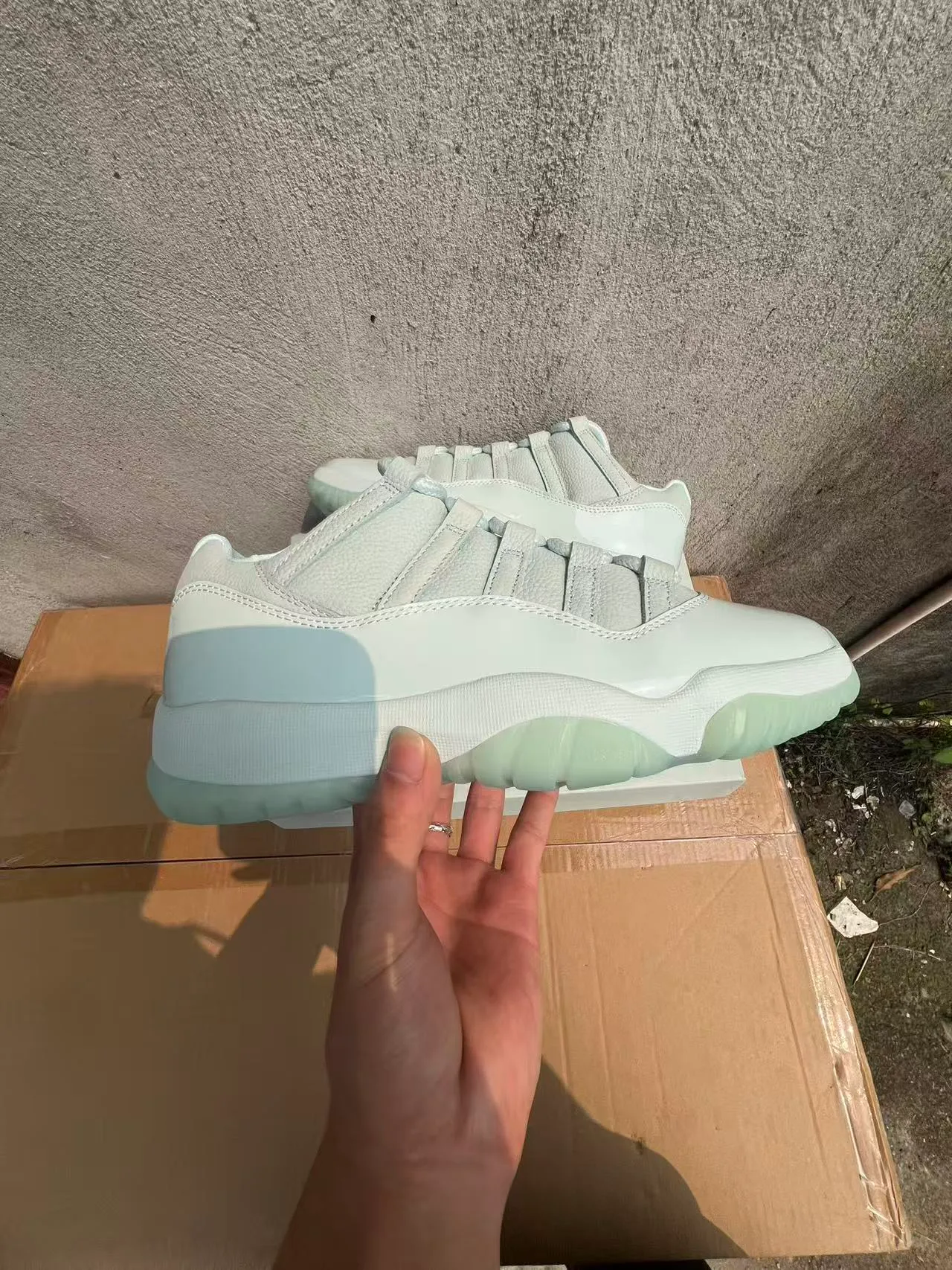 حذاء كرة السلة Air Jordan 11 أبيض وأخضر نعناعي 7