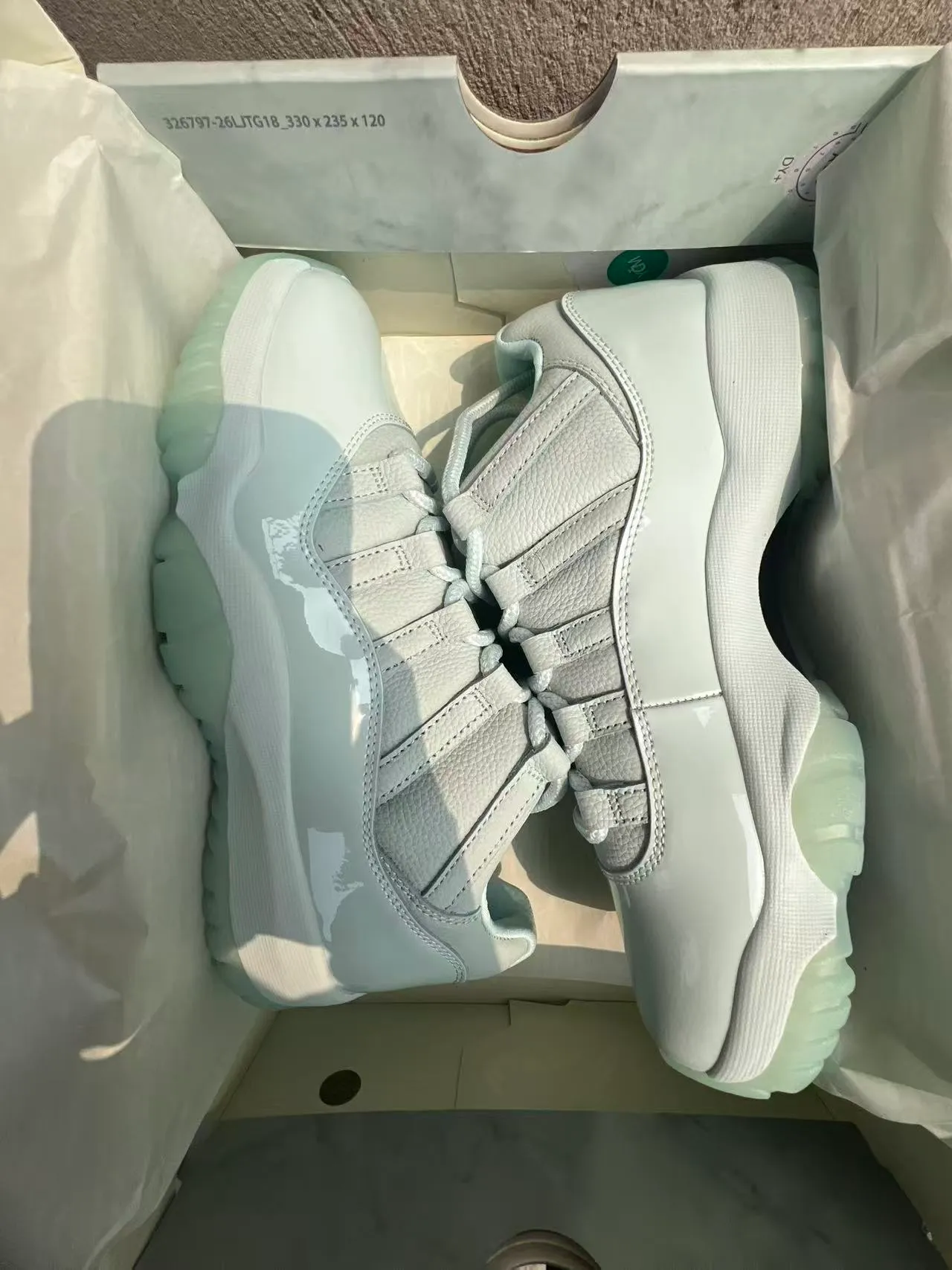 حذاء كرة السلة Air Jordan 11 أبيض وأخضر نعناعي 9