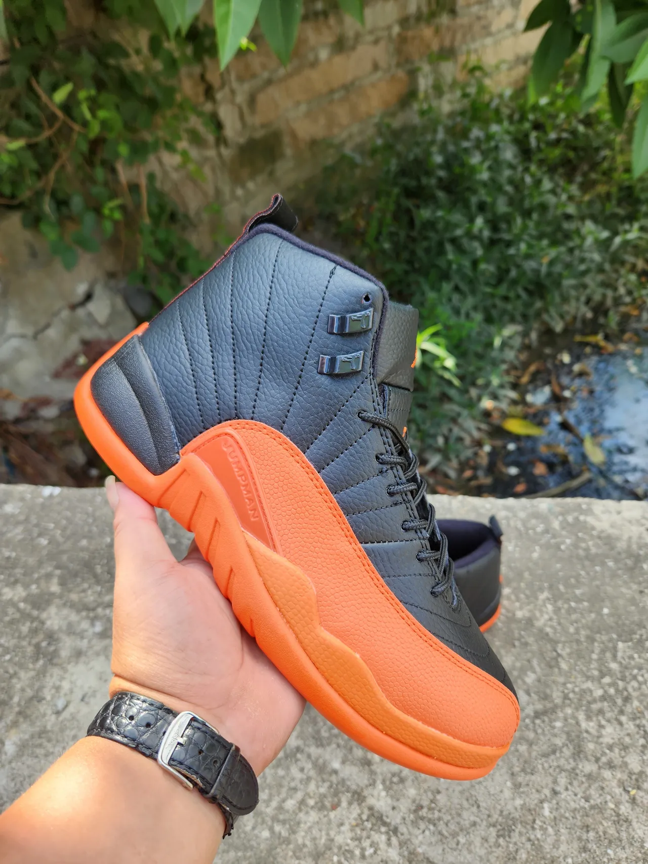 Zapatillas de baloncesto Air Jordan 12 negro y naranja 2
