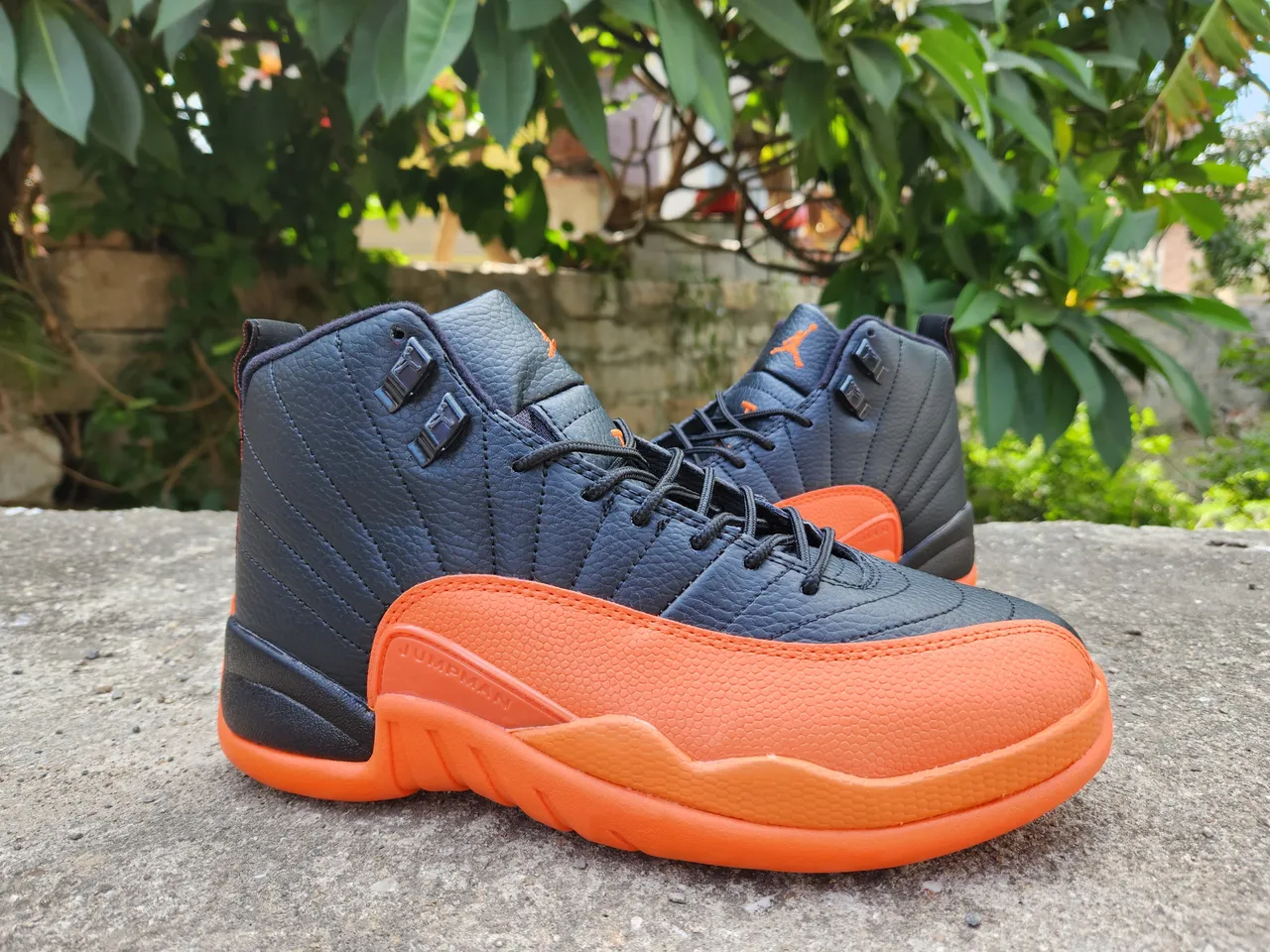 Zapatillas de baloncesto Air Jordan 12 negro y naranja 3