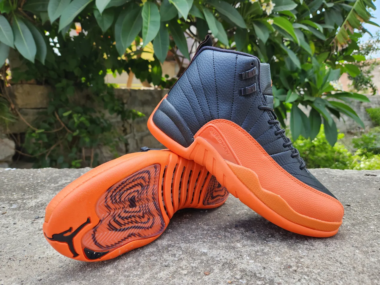 Zapatillas de baloncesto Air Jordan 12 negro y naranja 4