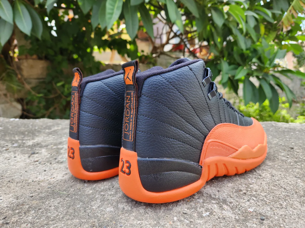 Zapatillas de baloncesto Air Jordan 12 negro y naranja 5