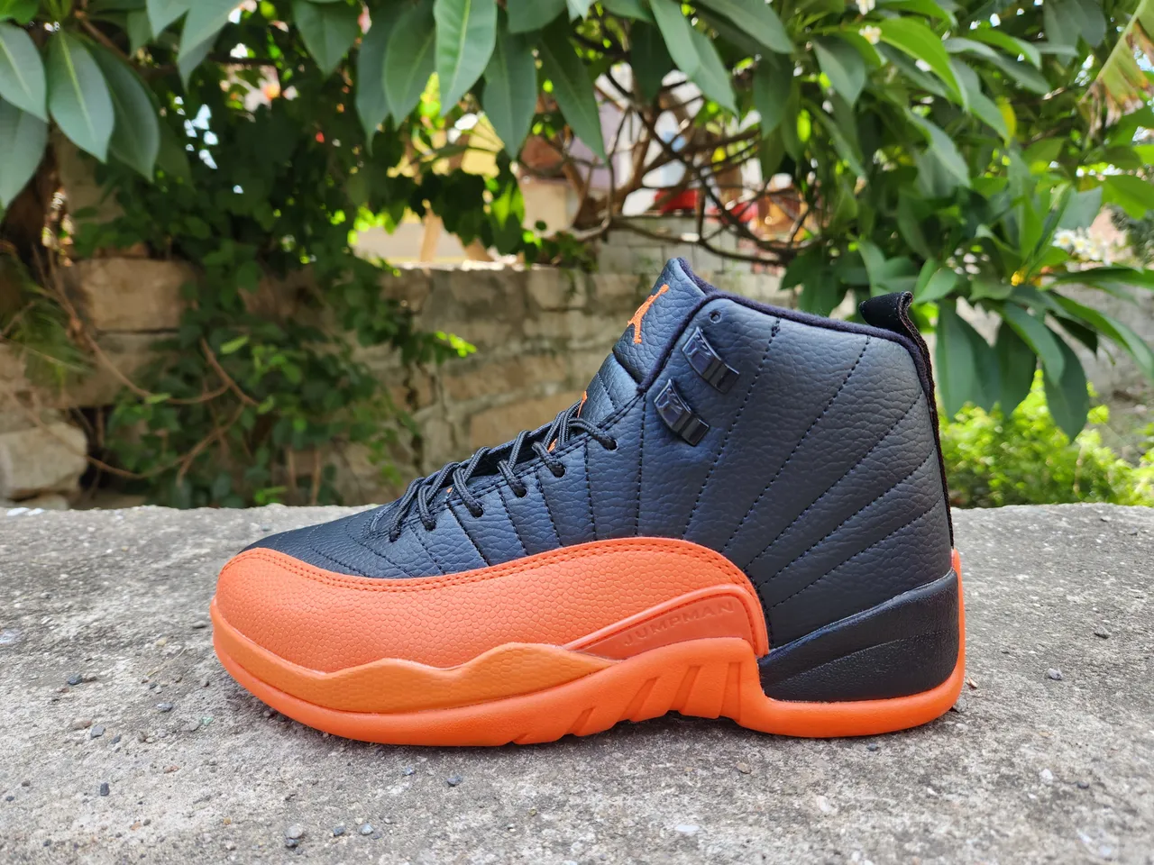 Zapatillas de baloncesto Air Jordan 12 negro y naranja 6