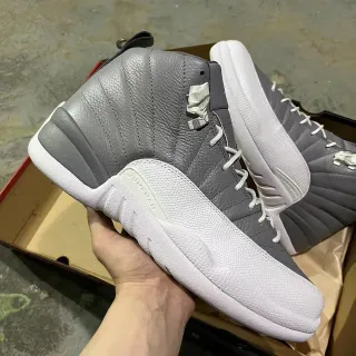 Tênis de basquete Air Jordan 12 cinza e branco