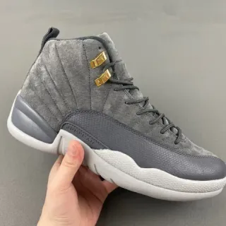Tênis de basquete Air Jordan 12 em camurça cinza e couro envernizado