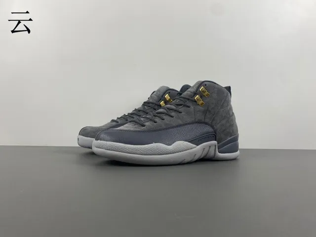 Chaussures de basketball Air Jordan 12 en daim gris et cuir verni 2