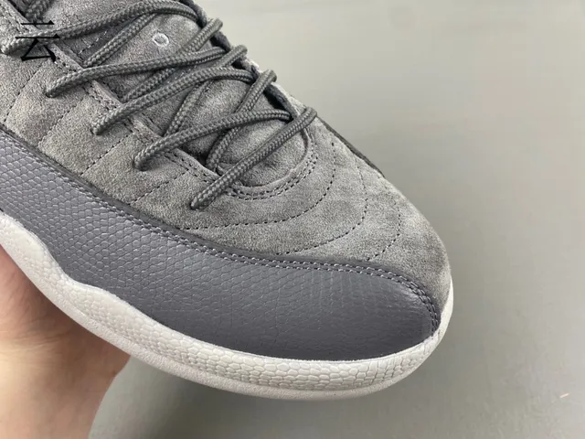 Chaussures de basketball Air Jordan 12 en daim gris et cuir verni 18