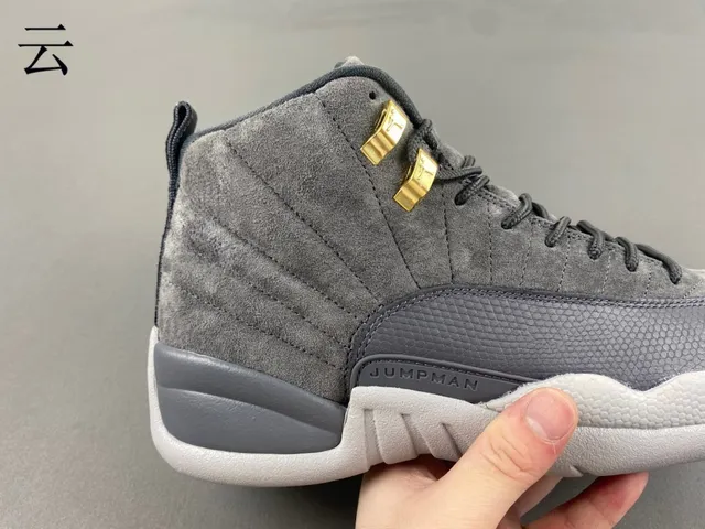 Chaussures de basketball Air Jordan 12 en daim gris et cuir verni 3
