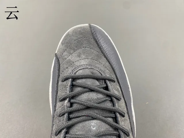 Chaussures de basketball Air Jordan 12 en daim gris et cuir verni 4