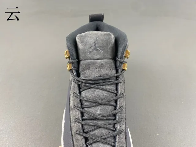 Chaussures de basketball Air Jordan 12 en daim gris et cuir verni 5