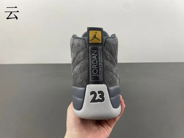 Chaussures de basketball Air Jordan 12 en daim gris et cuir verni 6