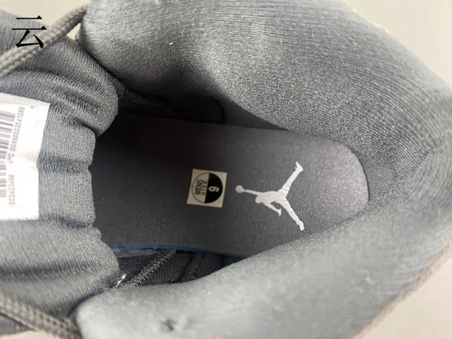 Chaussures de basketball Air Jordan 12 en daim gris et cuir verni 7