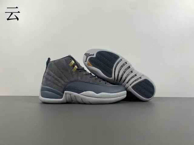 Chaussures de basketball Air Jordan 12 en daim gris et cuir verni 9