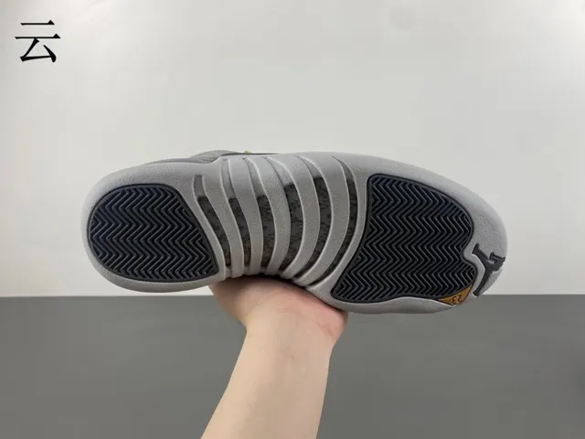 Chaussures de basketball Air Jordan 12 en daim gris et cuir verni 10