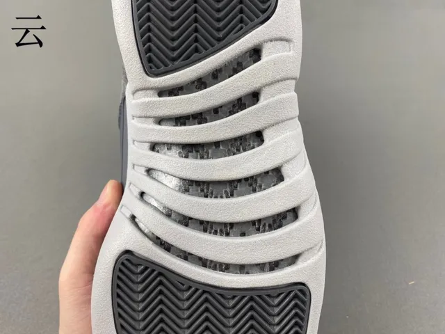 Chaussures de basketball Air Jordan 12 en daim gris et cuir verni 11