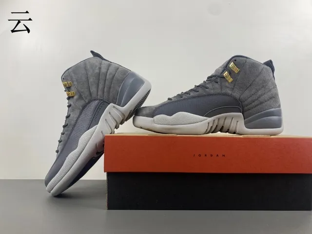 Chaussures de basketball Air Jordan 12 en daim gris et cuir verni 12