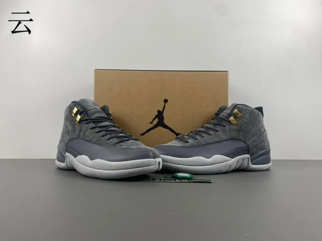 Chaussures de basketball Air Jordan 12 en daim gris et cuir verni 13