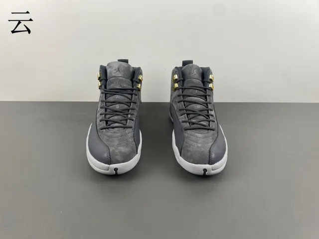 Chaussures de basketball Air Jordan 12 en daim gris et cuir verni 14
