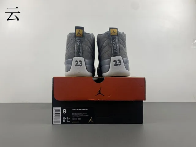 Chaussures de basketball Air Jordan 12 en daim gris et cuir verni 15
