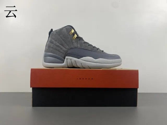 Chaussures de basketball Air Jordan 12 en daim gris et cuir verni 16