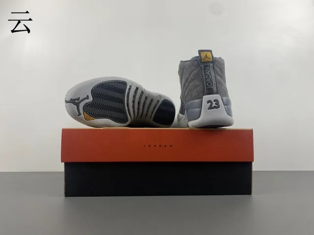 Chaussures de basketball Air Jordan 12 en daim gris et cuir verni 17