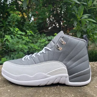 Zapatillas de baloncesto Air Jordan 12 gris y blanco con parte superior de cuero acolchado y cierres metálicos para cordones