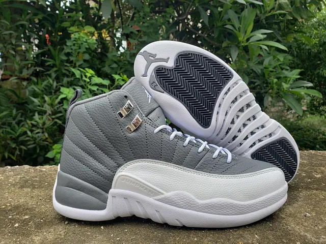 Air Jordan 12 灰白 绗缝皮革鞋面 金属鞋带扣 篮球鞋 2