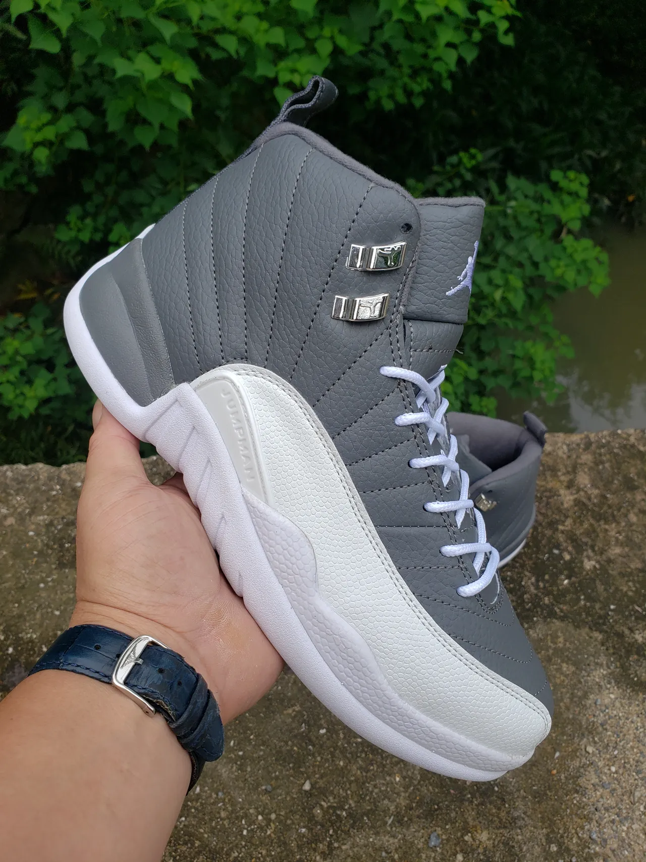 Air Jordan 12 灰白 绗缝皮革鞋面 金属鞋带扣 篮球鞋 3