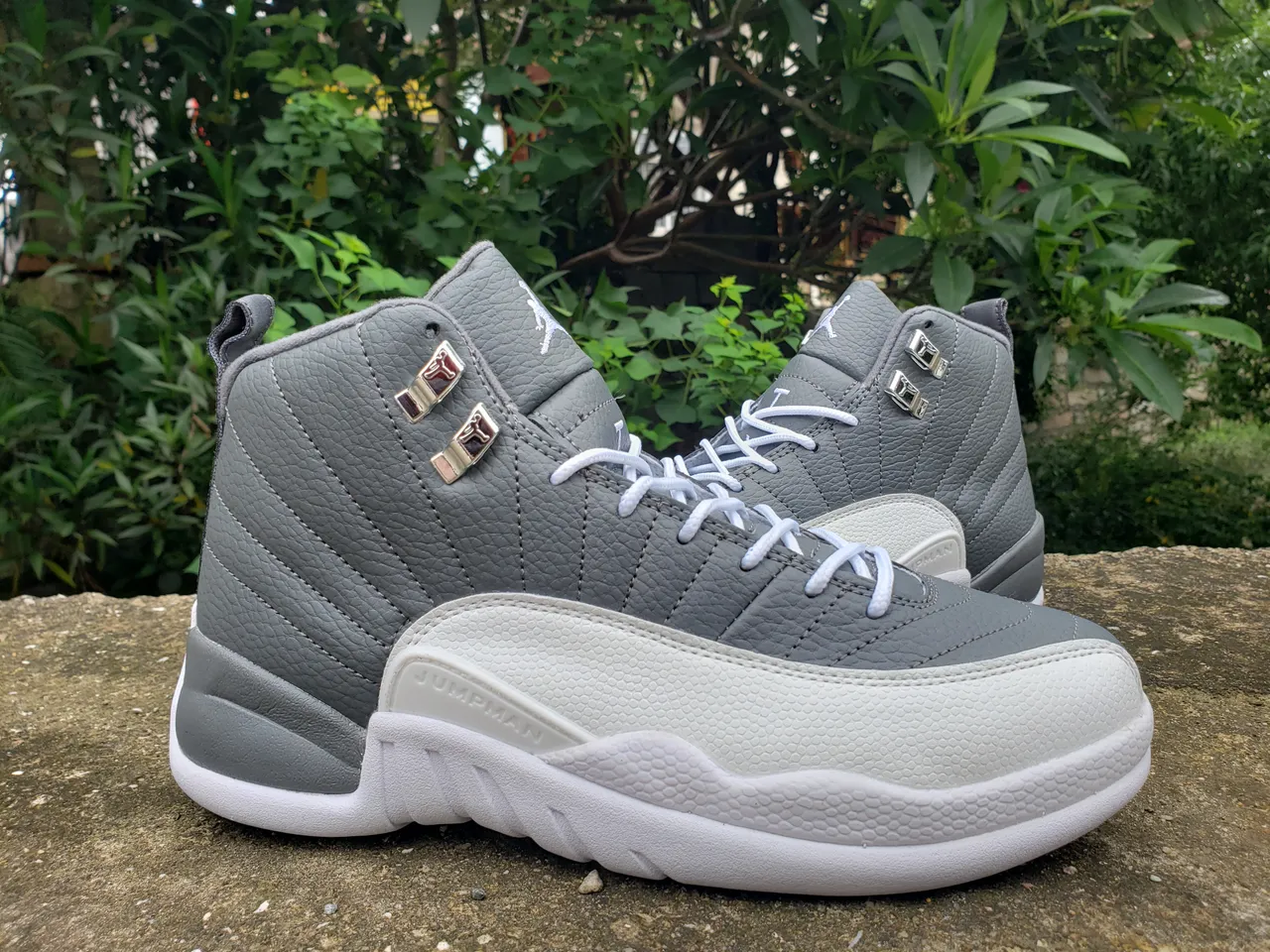 Air Jordan 12 灰白 绗缝皮革鞋面 金属鞋带扣 篮球鞋 4