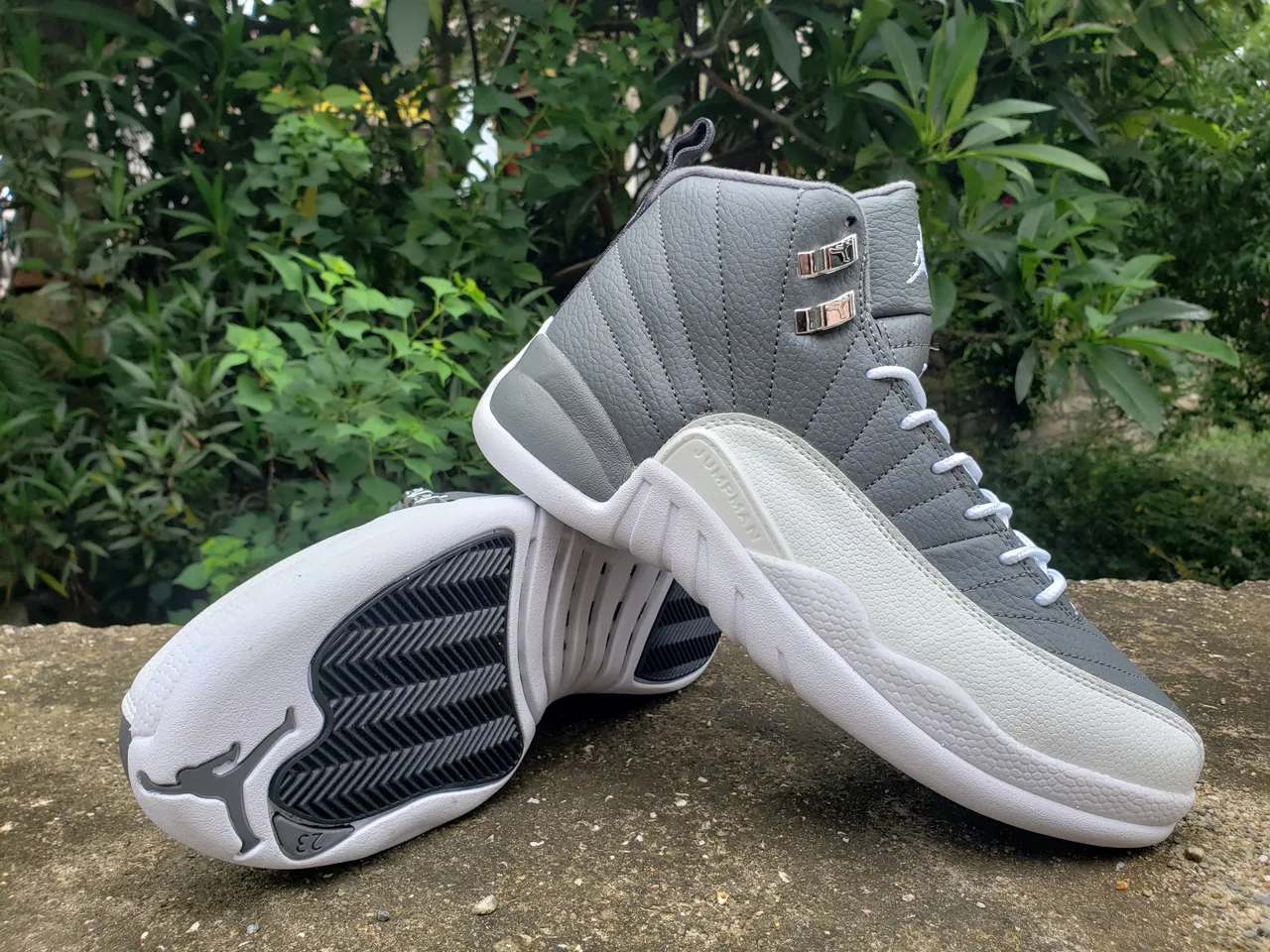 Air Jordan 12 灰白 绗缝皮革鞋面 金属鞋带扣 篮球鞋 5