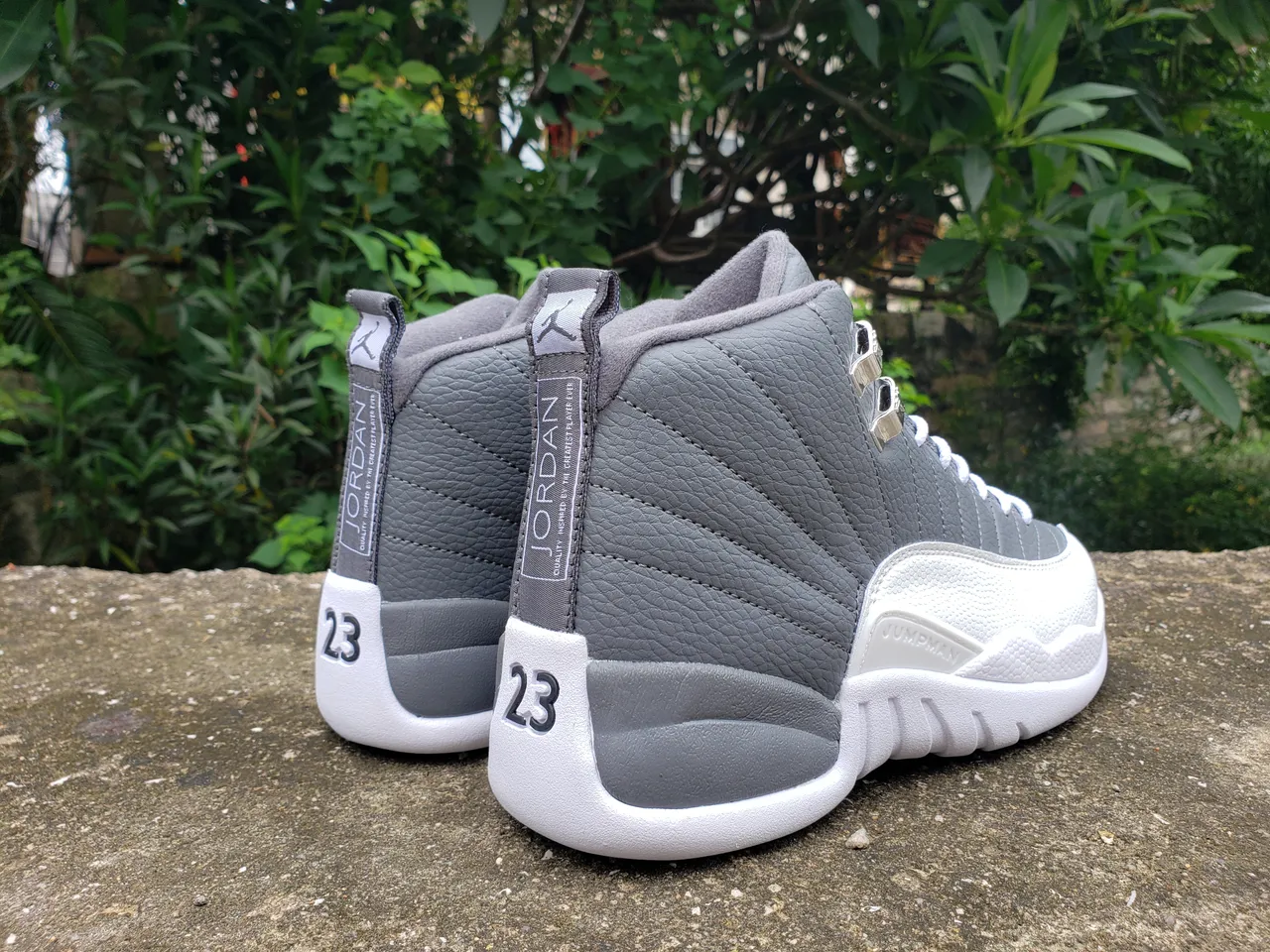 Air Jordan 12 灰白 绗缝皮革鞋面 金属鞋带扣 篮球鞋 6