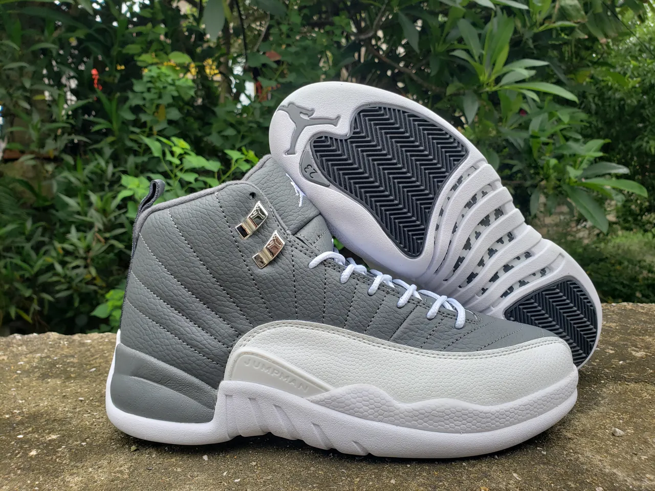 Air Jordan 12 灰白 绗缝皮革鞋面 金属鞋带扣 篮球鞋 7