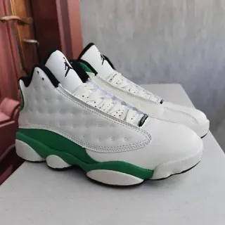 Zapatillas de baloncesto Air Jordan 13 blanco y verde con parte superior de cuero acolchado y suela de garra de pantera