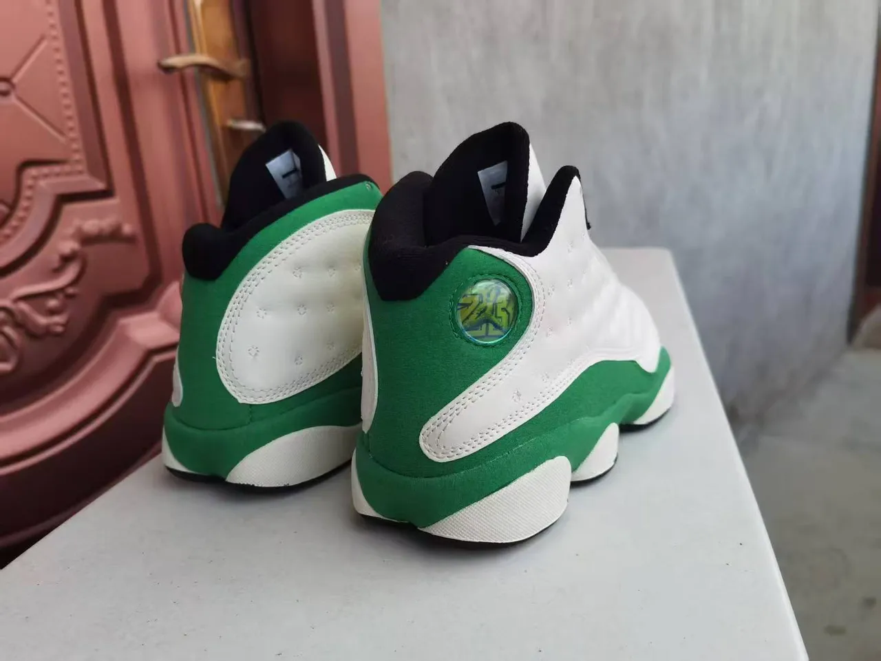 Tênis de basquete Air Jordan 13 branco e verde cabedal de couro acolchoado solado pata de pantera 2