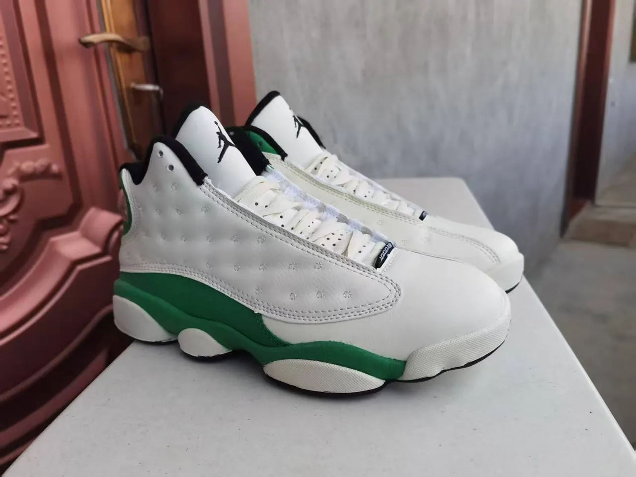 Tênis de basquete Air Jordan 13 branco e verde cabedal de couro acolchoado solado pata de pantera 3