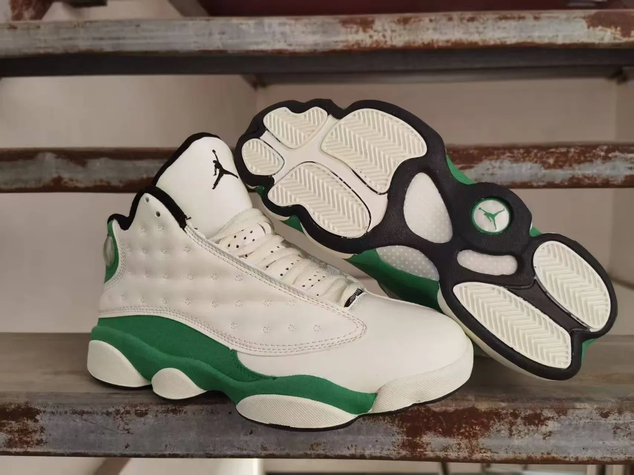 Tênis de basquete Air Jordan 13 branco e verde cabedal de couro acolchoado solado pata de pantera 4