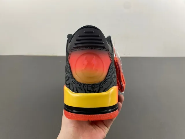 Zapatillas de baloncesto Air Jordan 3 con degradado negro y naranja 5