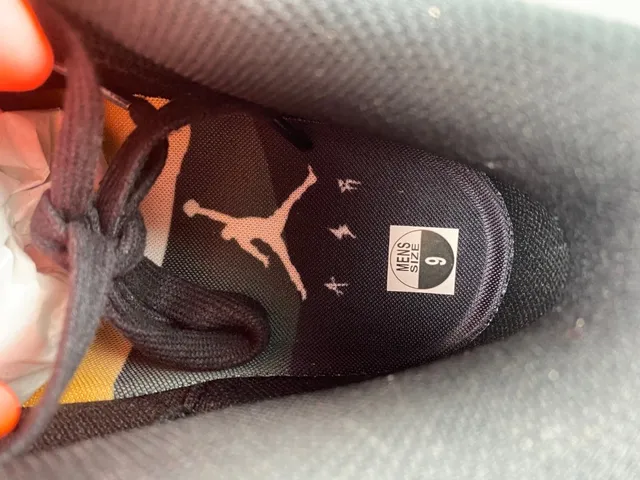 Zapatillas de baloncesto Air Jordan 3 con degradado negro y naranja 7