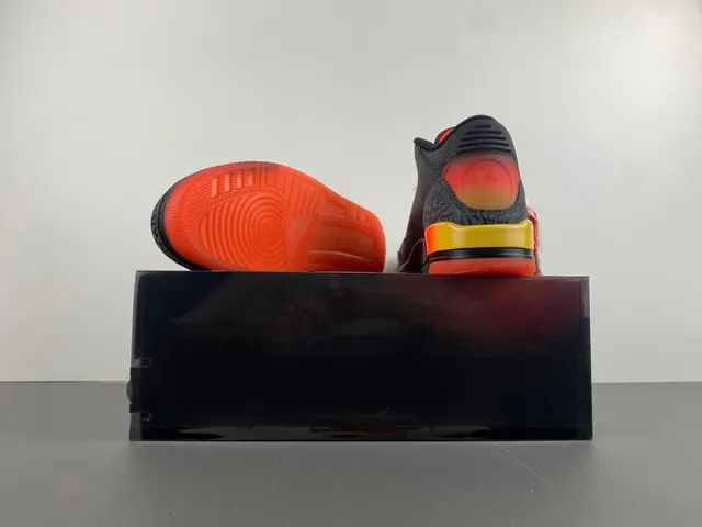 Zapatillas de baloncesto Air Jordan 3 con degradado negro y naranja 16