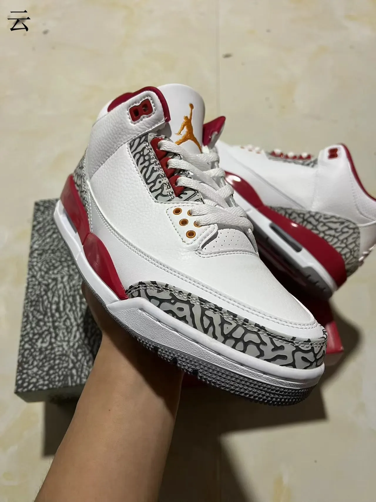 Air Jordan 3 Tênis de Basquete Branco e Vermelho com Estampa de Elefante 3
