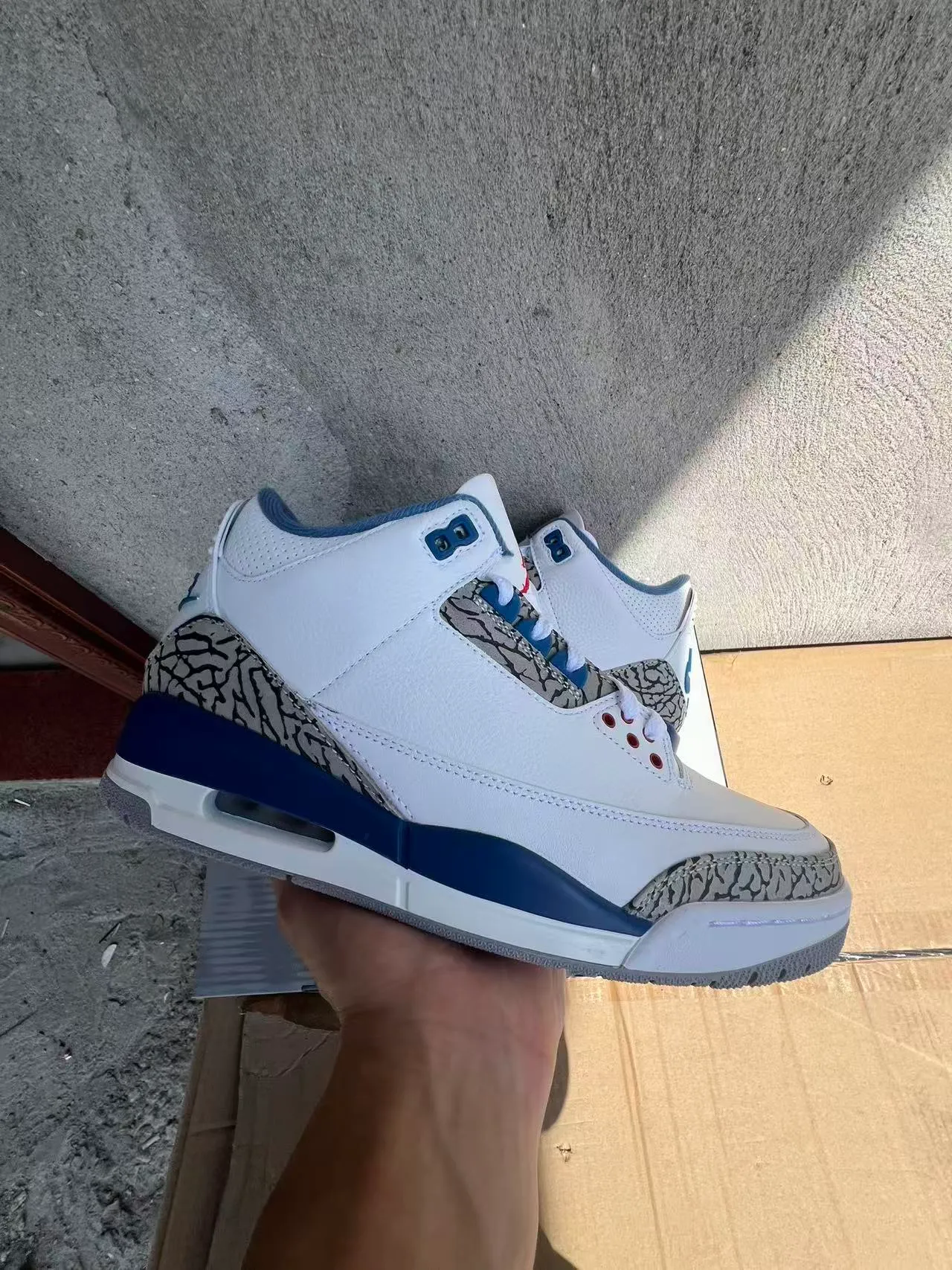 Air Jordan 3 白色皇家蓝爆裂纹篮球鞋 4