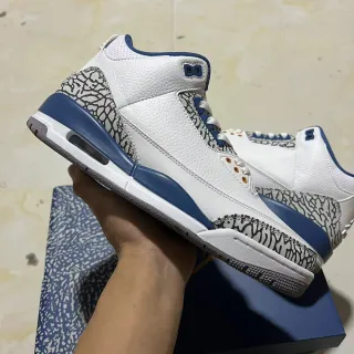 Tênis de basquete Air Jordan 3 branco e azul royal com estampa de elefante