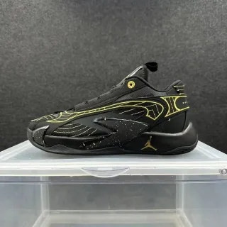 Zapatillas lifestyle Air Jordan 37 Low negro y amarillo