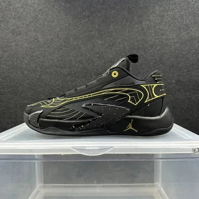 حذاء سنيكرز لايف ستايل Air Jordan 37 Low أسود وأصفر 2