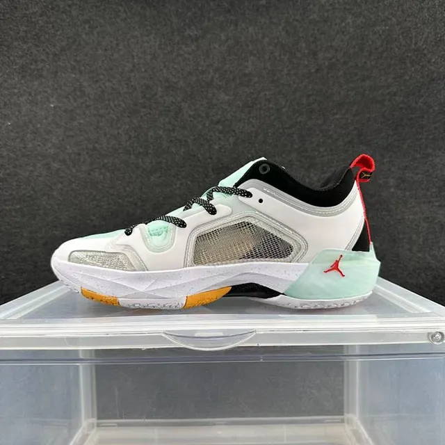 Tênis de basquete Air Jordan 37 Low branco e verde com cabedal em mesh enjaulado 2