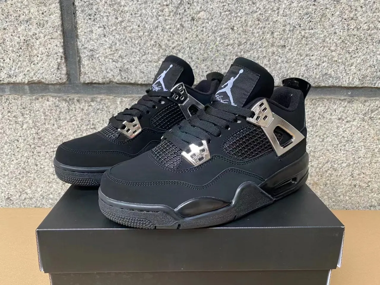 حذاء كرة السلة Air Jordan 4 باللونين الأسود والأخضر النيون 3