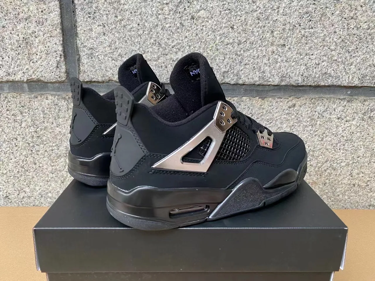 حذاء كرة السلة Air Jordan 4 باللونين الأسود والأخضر النيون 4