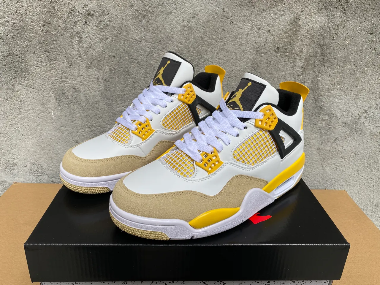حذاء كرة السلة Air Jordan 4 باللونين الأسود والأخضر النيون 8