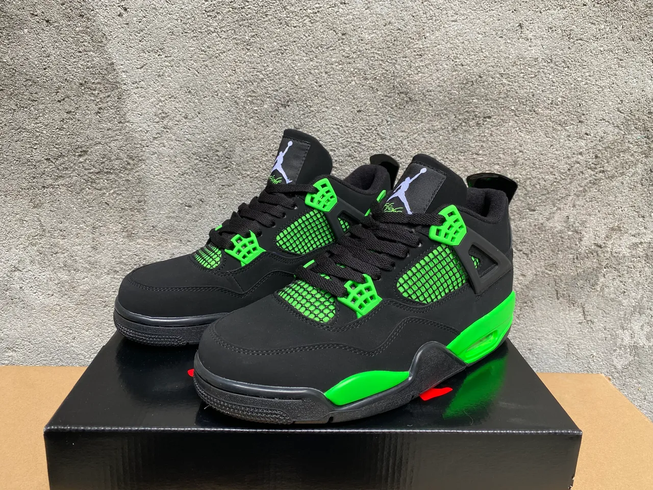 حذاء كرة السلة Air Jordan 4 باللونين الأسود والأخضر النيون 9