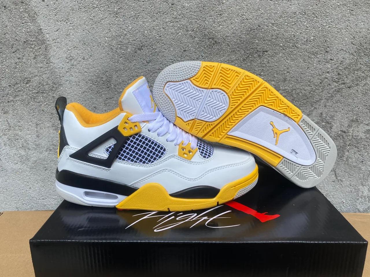 حذاء كرة السلة Air Jordan 4 باللونين الأسود والأخضر النيون 10